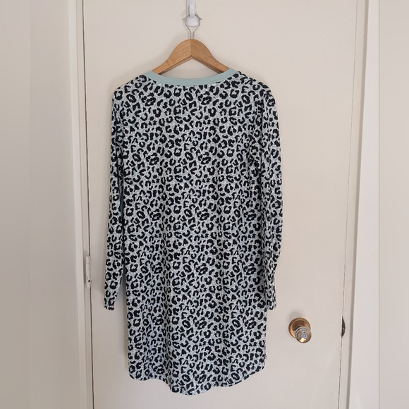 Henley sleep shirt blue leopard - Picture 3 of 5